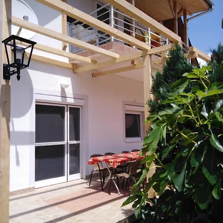Ferienwohnung Mit Pool Fur Maximal 6 Personen Direkt Am See, A1 *